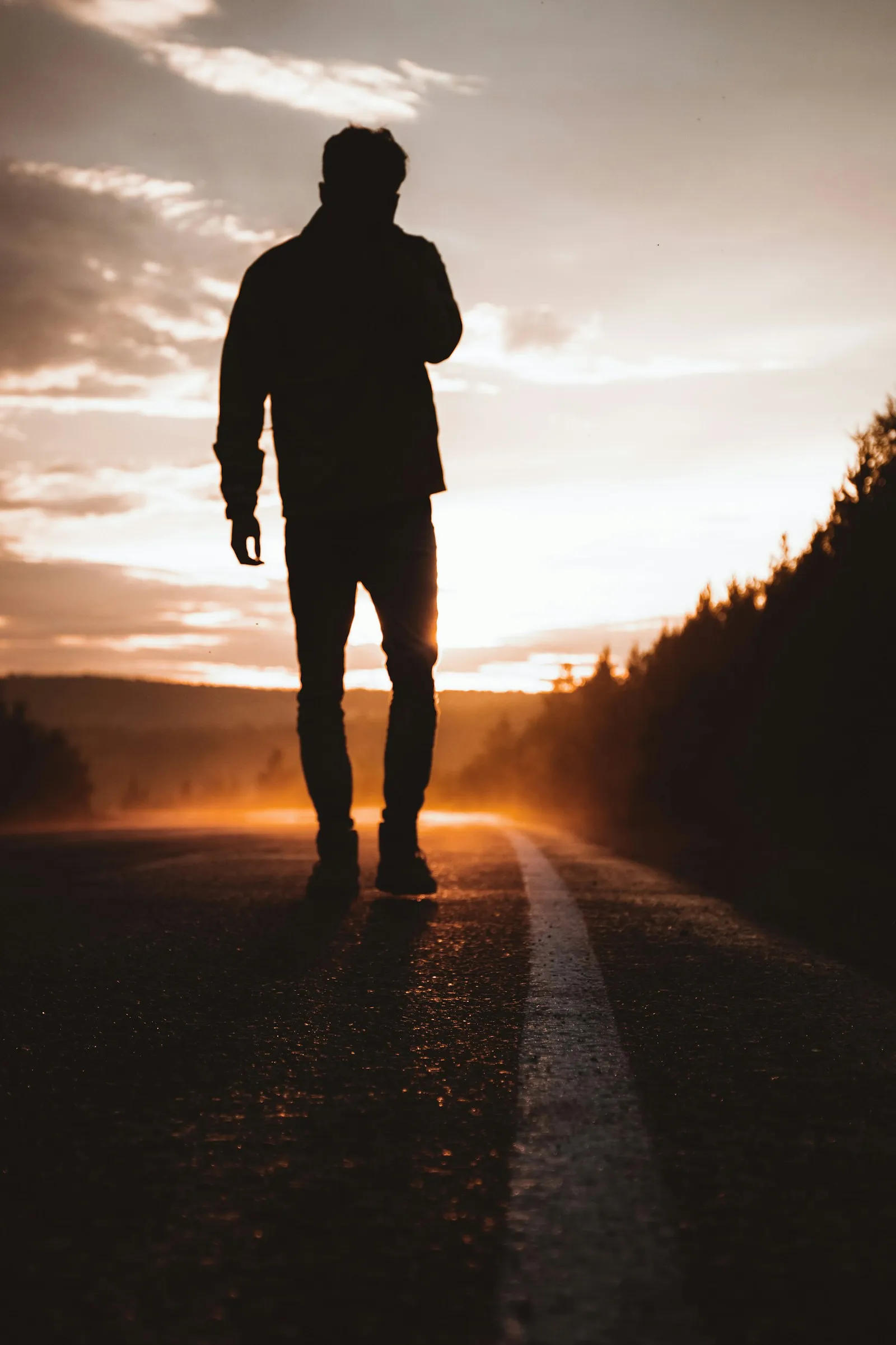 Silueta de una persona alejándose al atardecer, simbolizando el ghosting del cliente